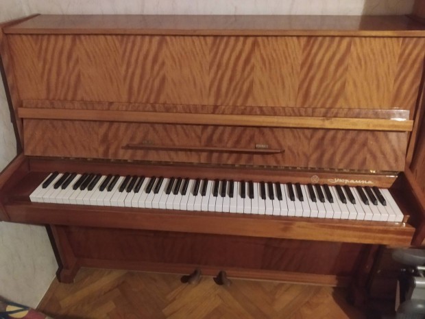 Ukrajna két pedálos pianino.