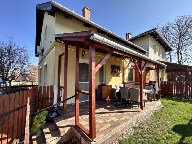 �ll�, �csai �t, 101 m2-es, h�zr�sz, 4 szob�s, kiv�l� �llapot�