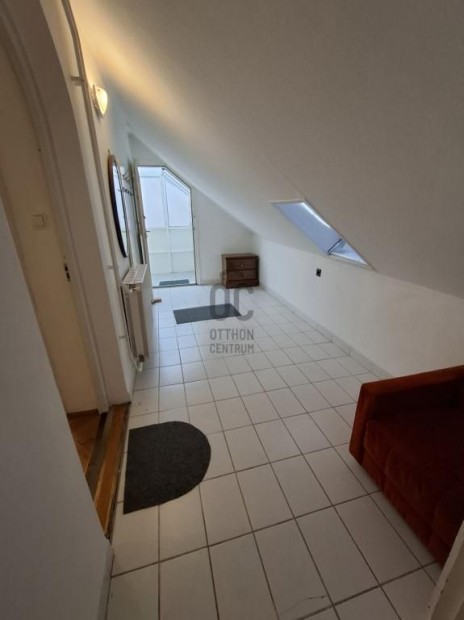 �ll�i 81 nm-es lak�s elad�