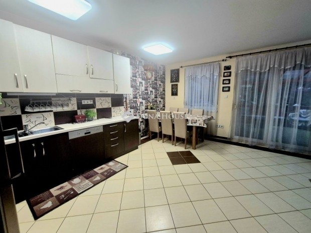 �ll�i elad� 145 nm-es h�z