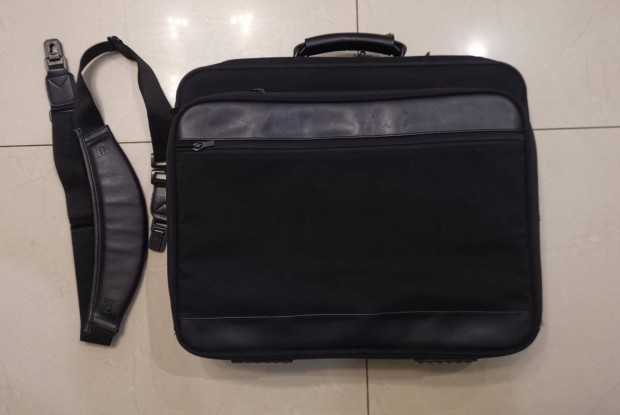Umates Protector 15 laptoptáska. Megkímélt, szép állapot. Irányár