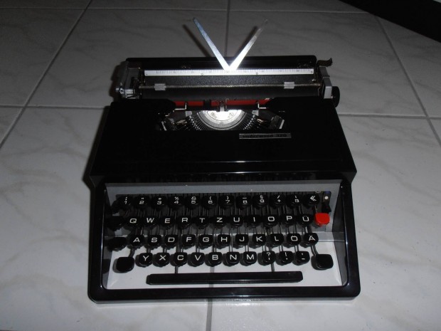 Underwood 320 német írógép (táskaírógép)