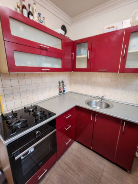 Ungv�r s�t�nyon k�t szob�s lak�s elad�