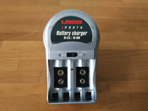 Uniross RC101677 "photo battery charger" Ni-cd, Ni-MH elemtlt