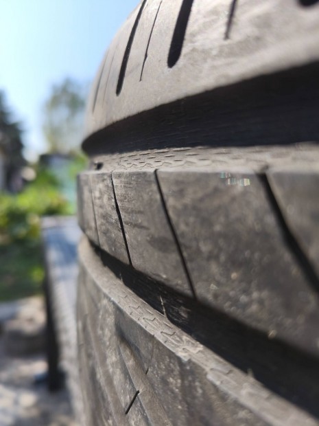 Uniroyal 235/45 R18 Nyári gumi személyautóra.