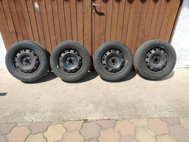Uniroyal esőgumi acél felnire szerelve 195/60R15. 5×100