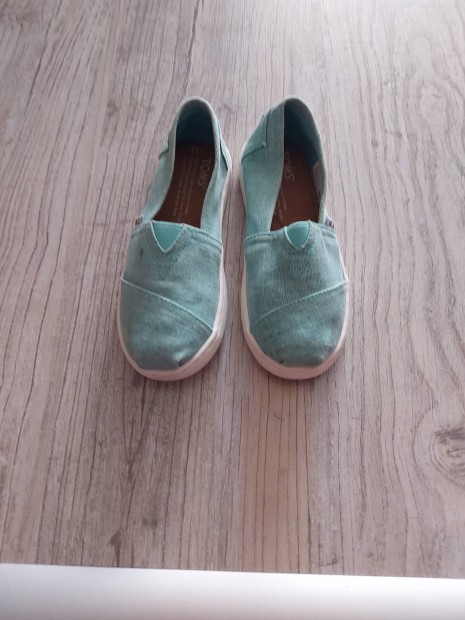Unisex 30-as Toms vászon cipő.