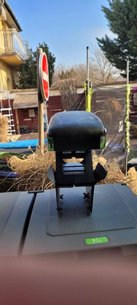 Univerz�lis aut�s k�ny�kl� t�rol�rekesszel -