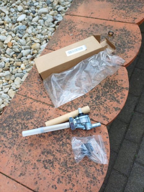 Univerz�lis benzincsap motorra.