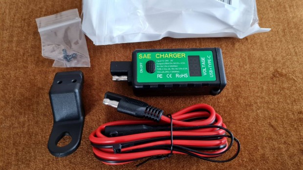 Univerzális töltő motor robogó SAE USB voltméter volt mérővel