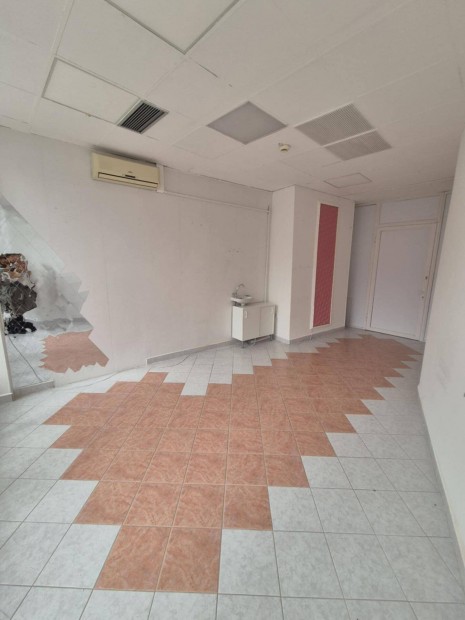 Univerzum �zleth�z els� emelet�n �zlethelyis�g elad�