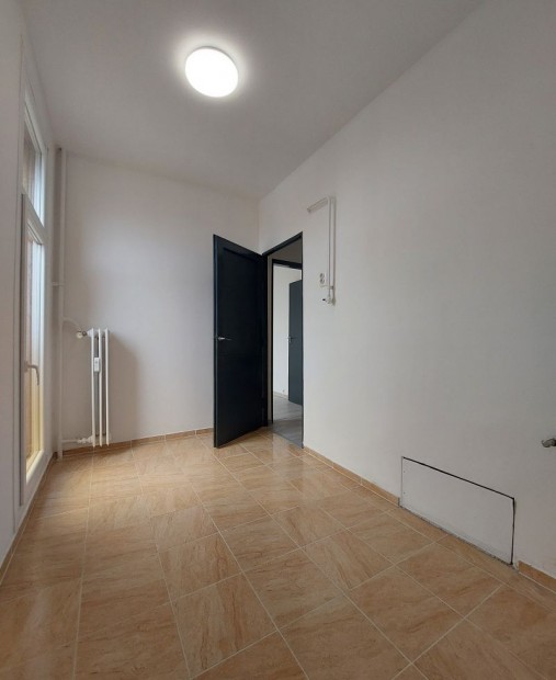 Ur�nv�rosban fel�j�tott lak�s, azonnali k�lt�z�s.