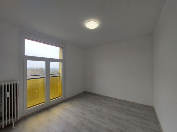 Ur�nv�rosban fel�j�tott lak�s, azonnali k�lt�z�s.