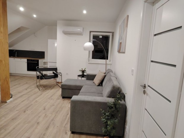 Ur�nv�rosban kiad� fel�j�tott alb�rlet