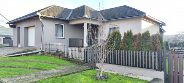 �rk�ton ig�nyes, �j �p�t�s� csal�di h�z, panor�m�s saroktelken elad�!