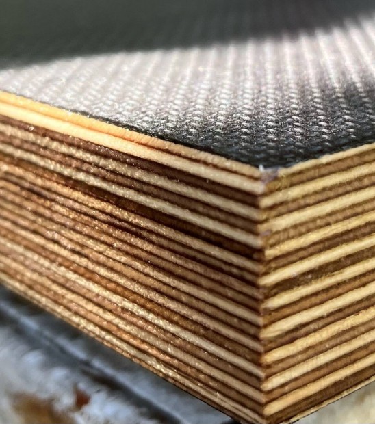 Ut�nfut�, trailer plat�lemez