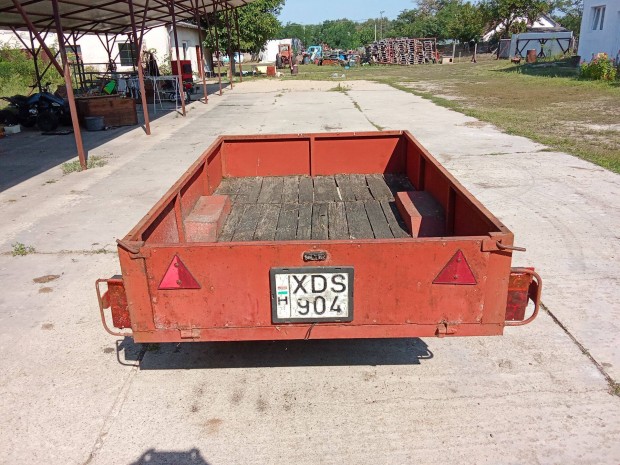 Utánfuto eladó 130x200 méretü felújítandó