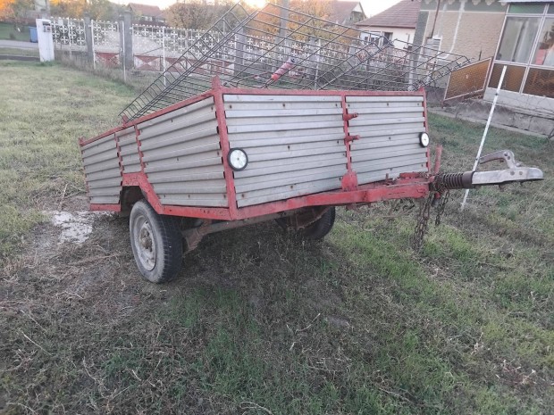 Utánfutó eladó, állatszállító magasítóval