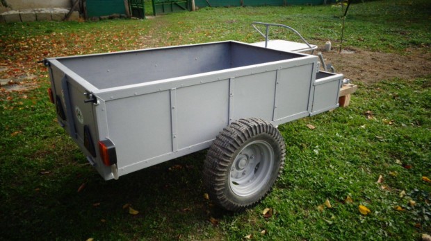 Utnfut kerti traktorhoz