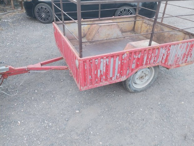Utánfuto müszakival,napi használatbol,magasitoval elado