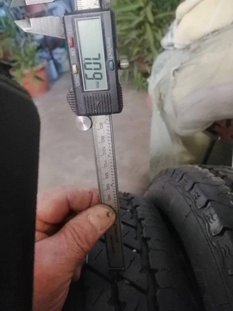 Ut�nfut� tr�ler gumi ker�k elad�