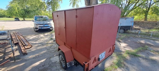 Ut�nfut� z�rt fel�p�tm�nyes dobozos teljesen fel�j�tva