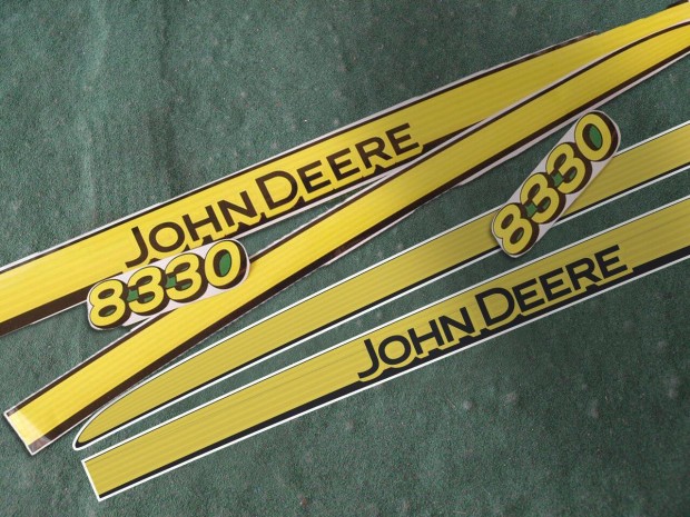 Utngyrtott John Deere 8330 matricakszlet (levon)