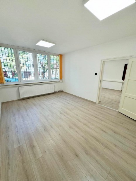 Utcafronti f�ldszinti  iroda, �zlet kiad� ak�r lak�snak is.