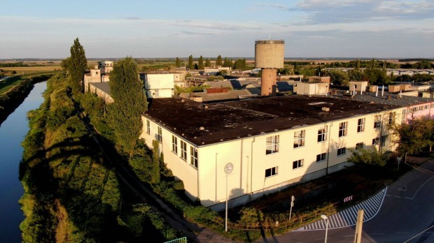 Utcafronti ipari ingatlan elad� Simontorny�n!
