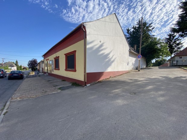 Utcafronti �zlethelyis�g rakt�rakkal + b�rl�vel  azonnali bev�tel!