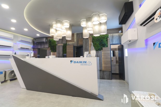 Utcafrontos,f�ldszinti,kirakatos sz�p iroda elad�.