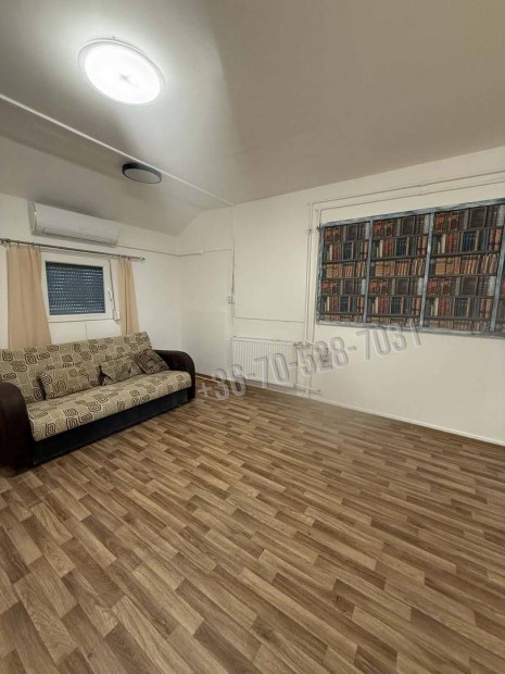 Utc�ra ny�l� kis lak�s, terasszal.