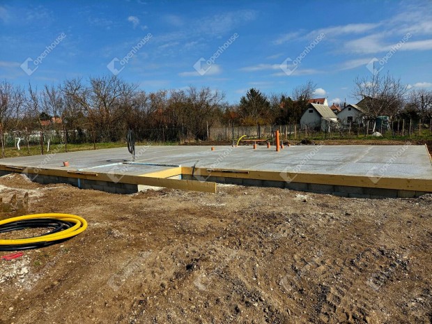 Utols� szabad h�z a projektben  Sz�kesfeh�rv�r, Feketehegy