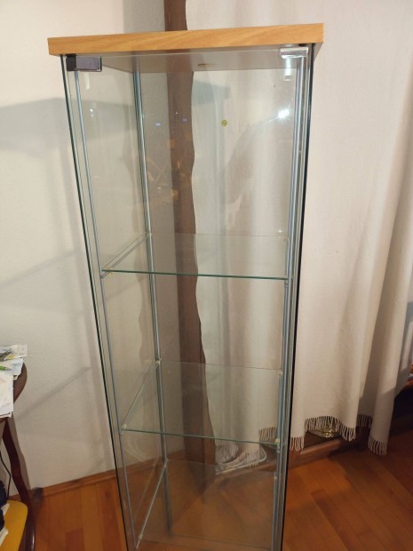 Üveg vitrin 40*40*170