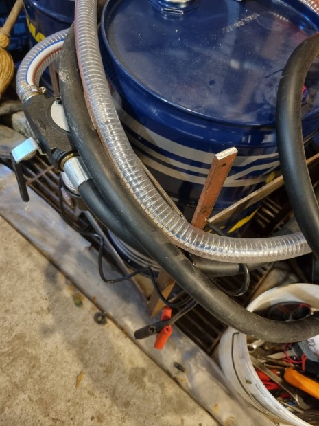 �zemanyag szivatty� kiskocsiival+egy 60literes hord�val