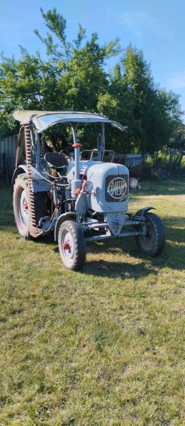 Üzemképes veterán traktor