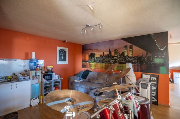 �zlet �s csal�di h�z egyben vagy k�tgener�ci�s csal�di h�z v�rja �nt S