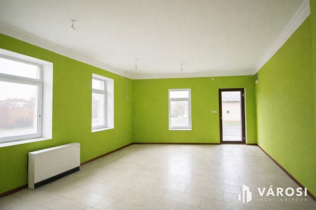 �zlet+lak�s, saj�t parkol� Gyomaendr�d�n