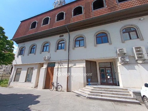 �zlethelyis�g / iroda 2.400 m2 egyben