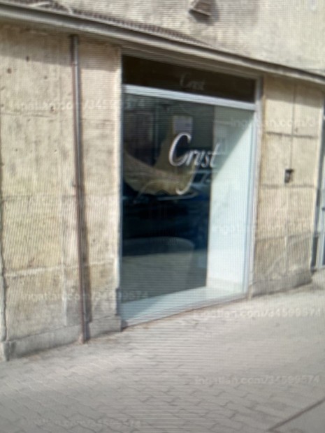 �zlethelys�g vagy Lak�s !!! utcai bej�rattal elad� a Visegr�di utc�ban