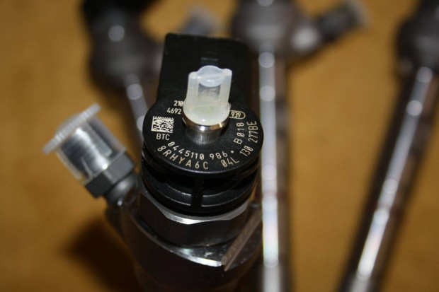 VAG 2.0 TDI Bosch gy�ri,�j porlaszt� 04L130277BE 0445110986