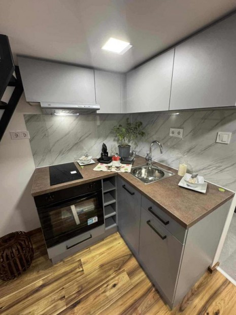 VIII. Ker�let, Baross utca k�rny�k�n, 27 m2-es, t�rsash�zi lak�s