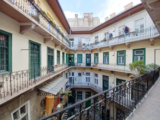 VIII. Ker�let, M4 k�zeli, N�psz�nh�z utca, 123 m2-es, t�rsash�zi lak�s