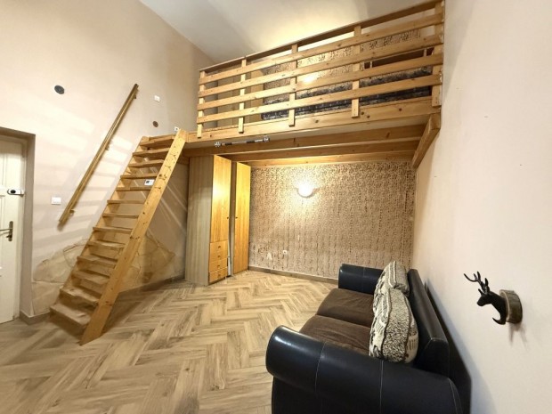 VII. Ker�let, Alm�ssy t�r, 44 m2-es, t�rsash�zi lak�s, 2 szob�s