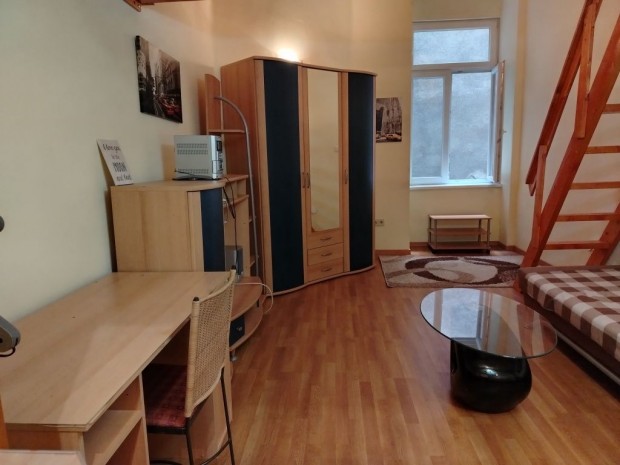 VII. Kerlet, Csengery utca, 29 m2-es, 1. emeleti, trsashzi laks
