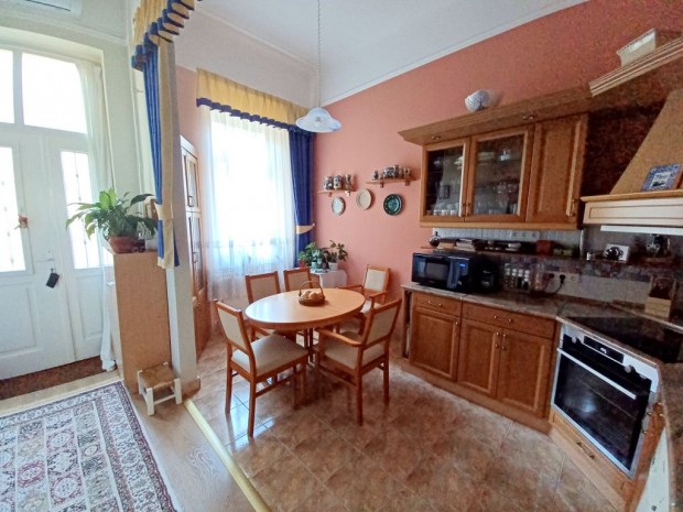 VII. Ker�let, Kertre n�z�, V�rosligetn�l Dembinszky utca, 82 m2-es,