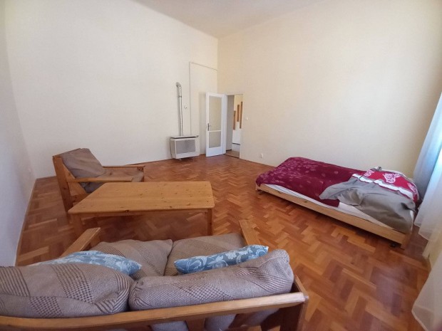 VII. Ker�let, Ny�r utca, 50 m2-es, t�rsash�zi lak�s, 1 szob�s