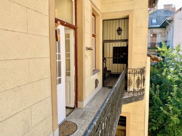 VII. Ker�let, Ny�r utca, 50 m2-es, t�rsash�zi lak�s, 1 szob�s