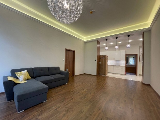 VII., Ligetv�rosban kiad� frissen fel�j�tott h�rom szob�s lak�s, b�tor