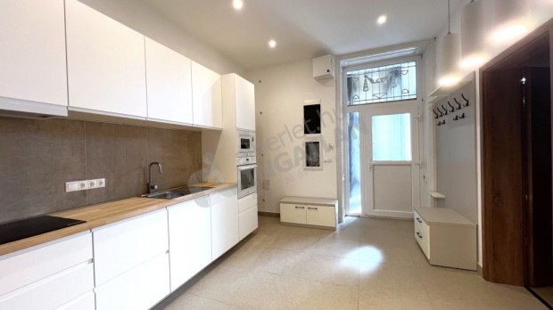 VII ker�letben a P�terffy S�ndor utc�ban 3 h�l� + hallos lak�s elad�